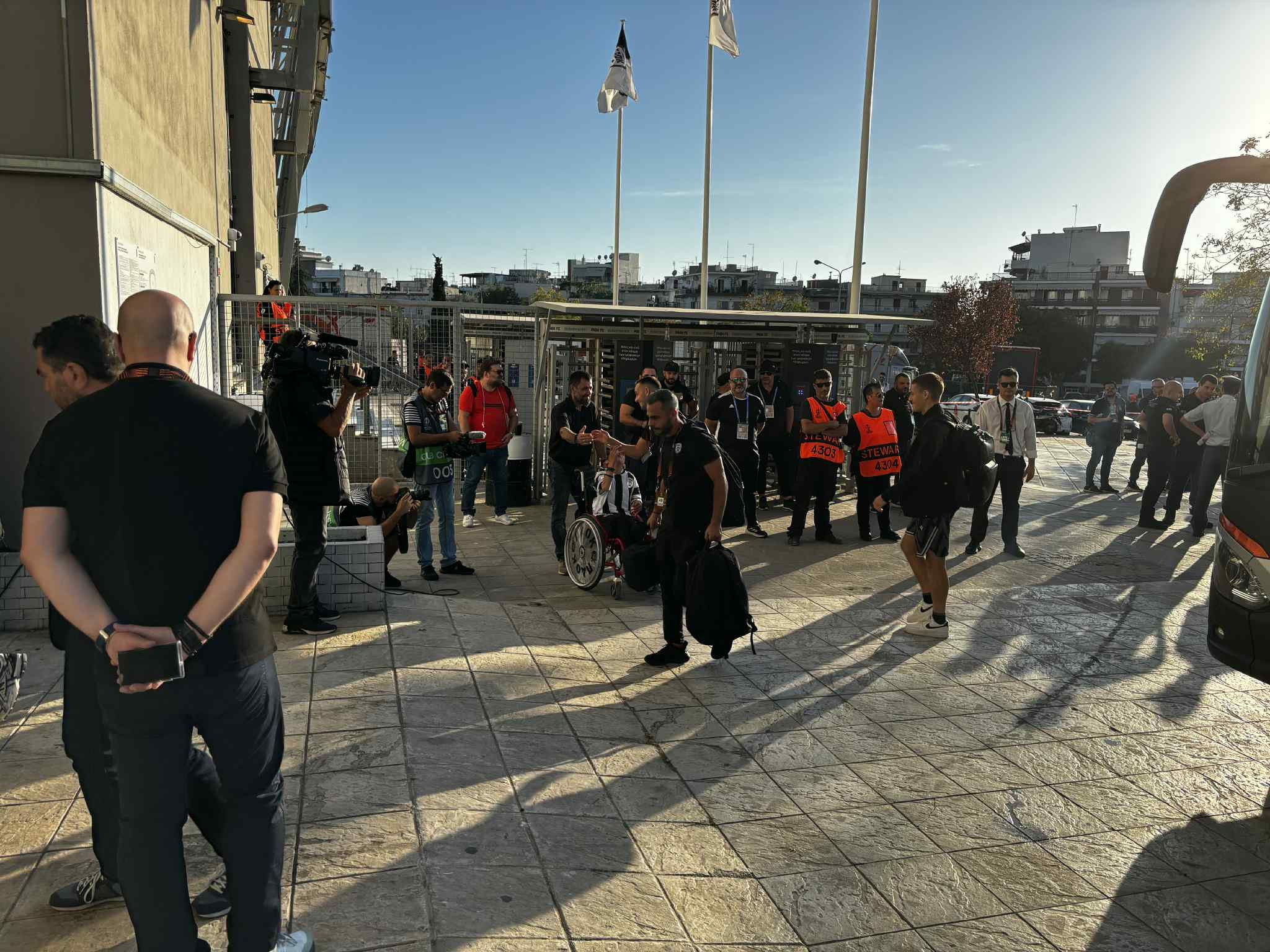 Η άφιξη του ΠΑΟΚ στην Τούμπα για το ματς με τη Μακάμπι - Συνάντηση με τον μικρό Γιαννάκη (video)