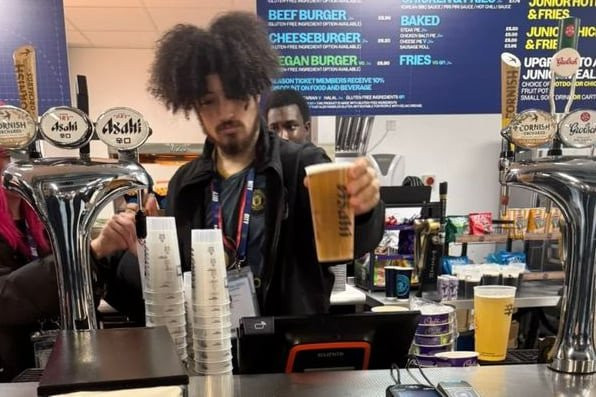 Η Μάντσεστερ Σίτι απέλυσε υπάλληλο της γιατί φορούσε φανέλα... της Γιουνάιτεντ