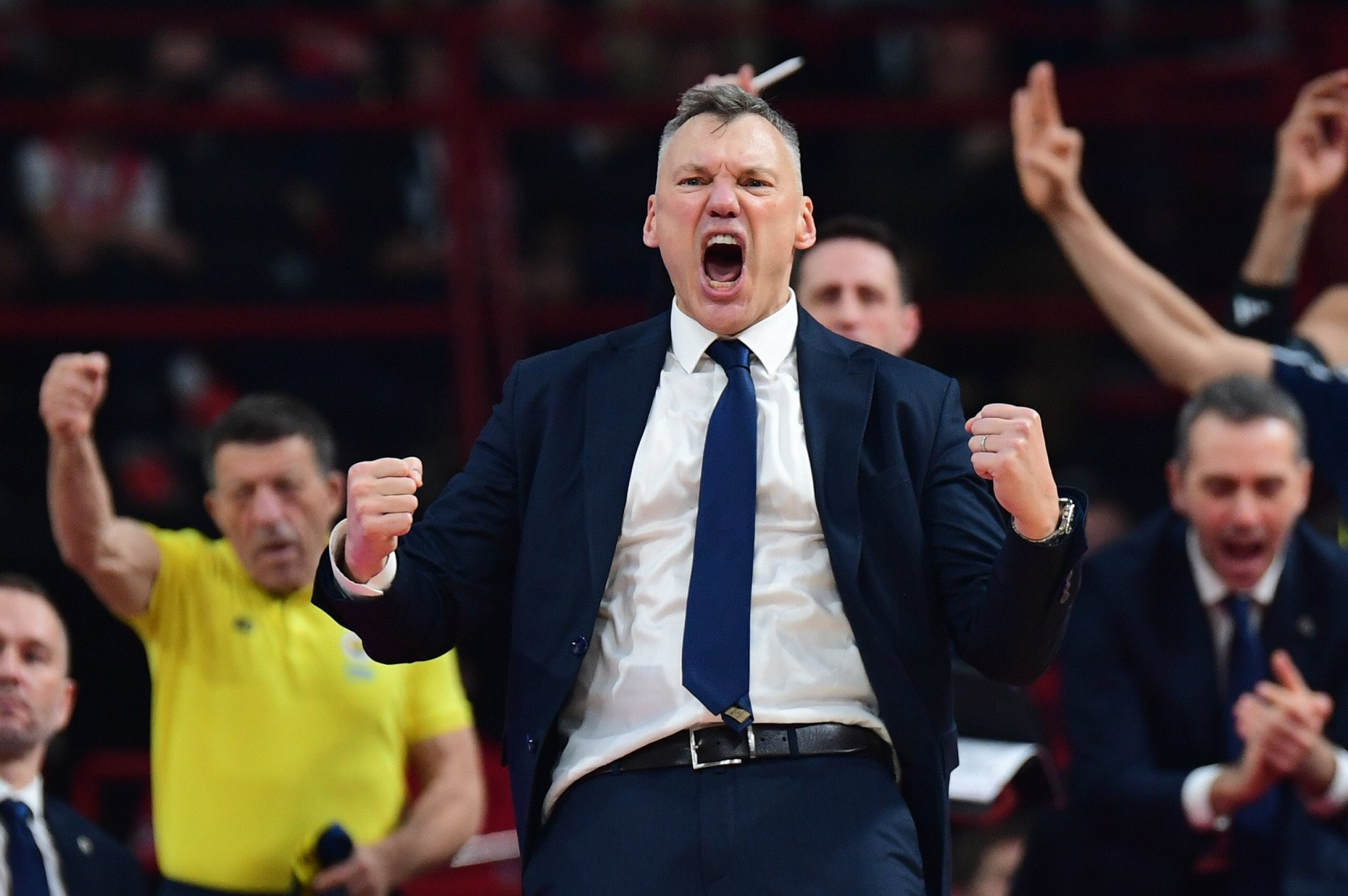 Η Φενέρμπαχτσε κατέκτησε το τουρκικό Super Cup κόντρα στην Μπεσίκτας σε ένα επεισοδιακό ματς (video)