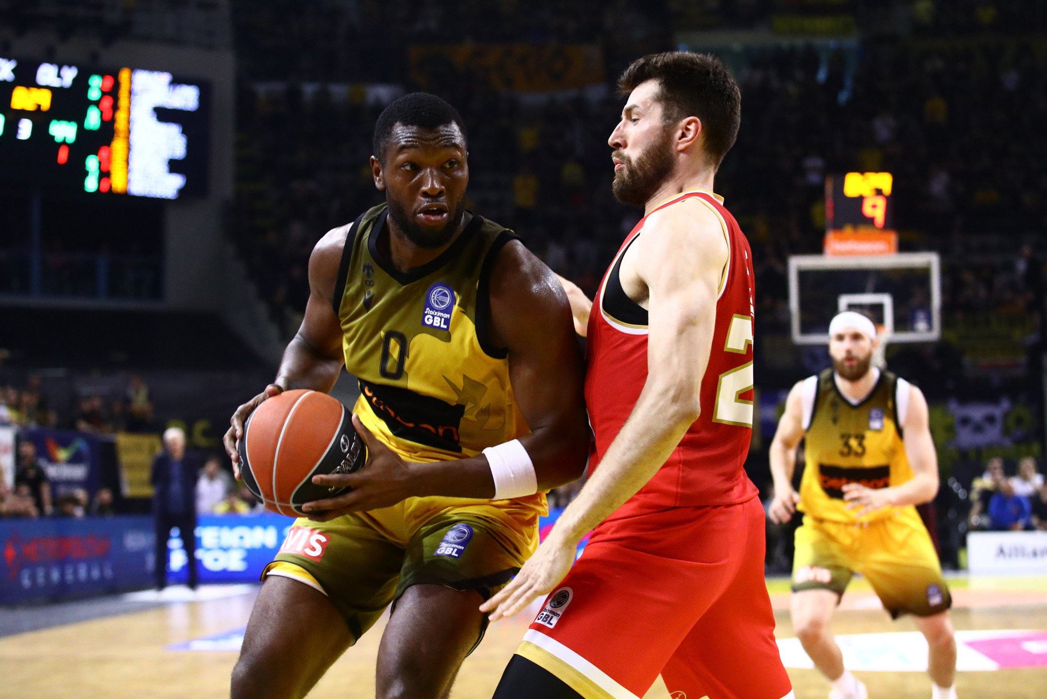 Με τις άμυνες αλλά και τις επιθέσεις στα δυο ματς του Super Cup