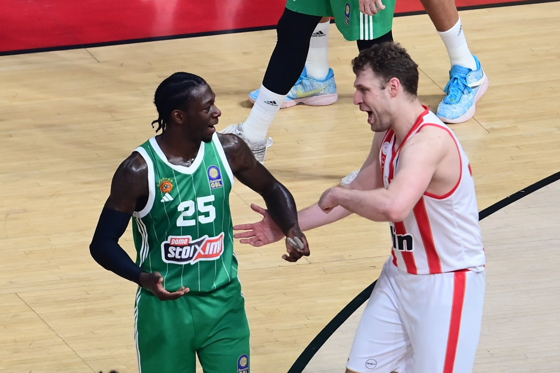 Μάχη μεταξύ Ναν και Βεζένκοφ για τον MVP της Euroleague