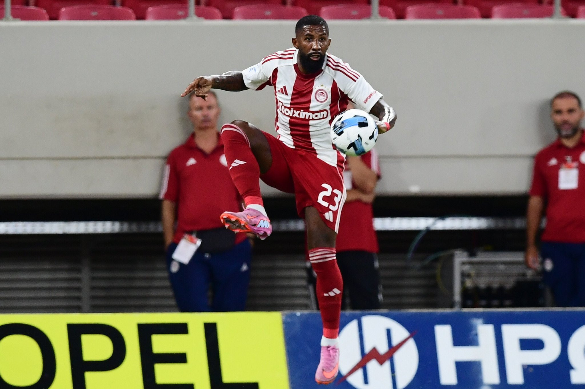 Με Ροντινέι που βλέπει φανέλα βασικού - Η σκέψη του Μεντιλίμπαρ