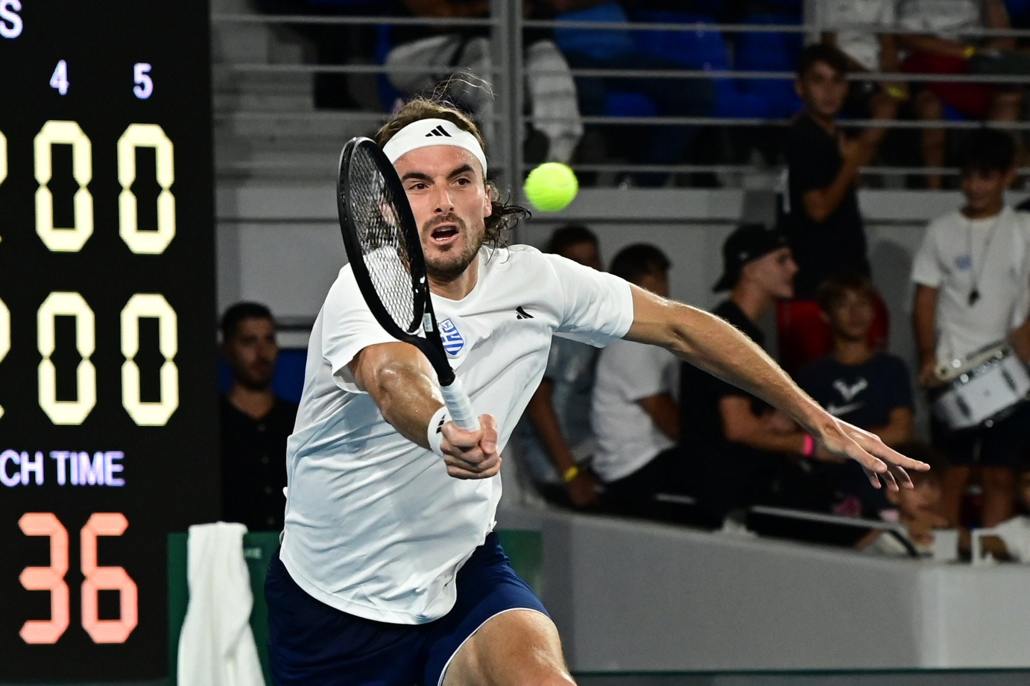 Διέψευσε ότι έκανε εγχείρηση στην μέση ο Τσιτσιπάς (photo)