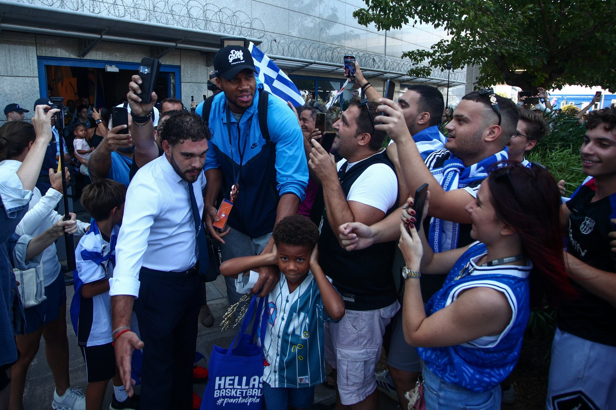 «Τρέλα» για τους Αντετοκούνμπο κατά την άφιξη της Εθνικής στην Αθήνα - Το βίντεο του Athletiko