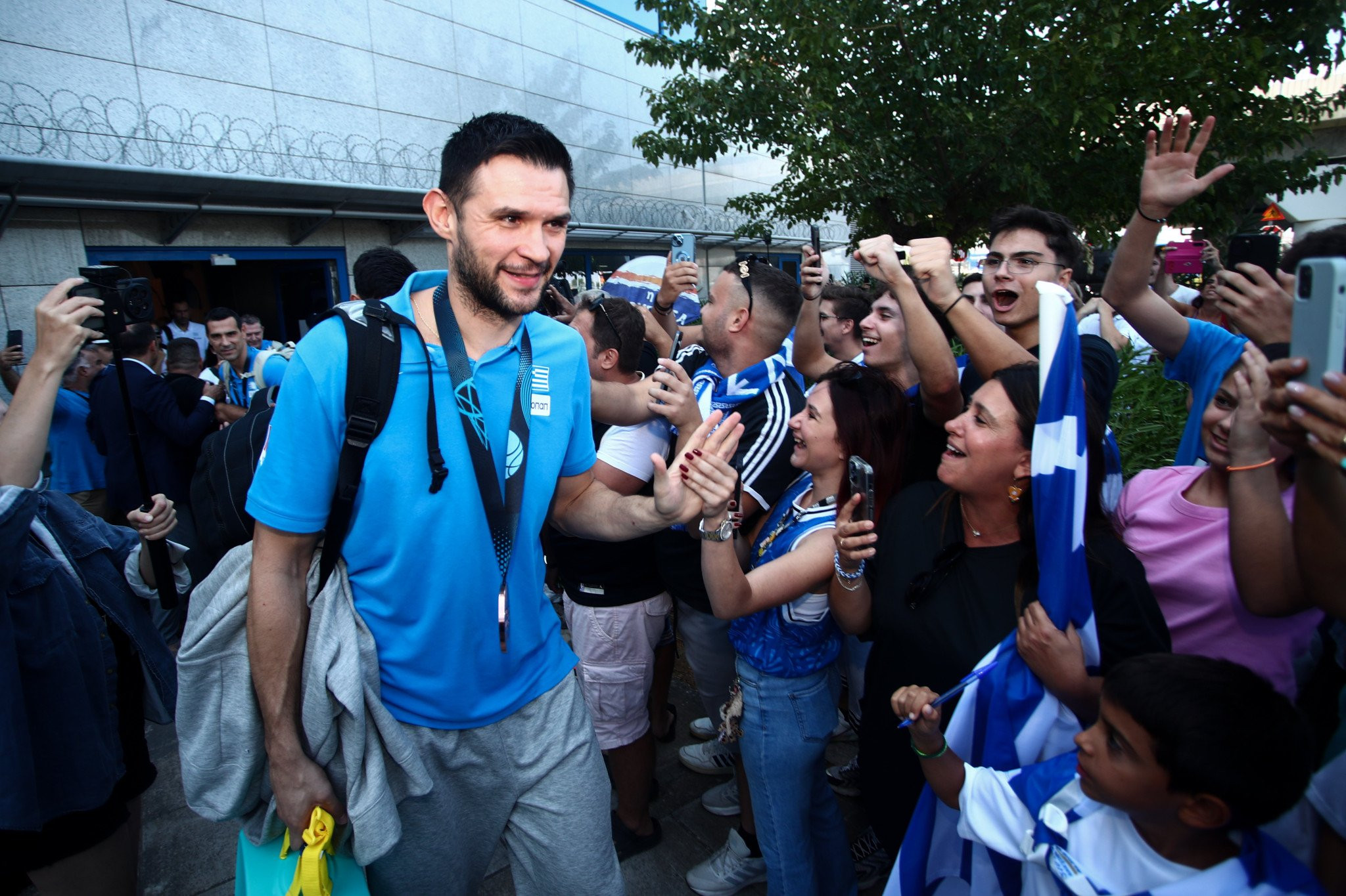Υπό τους ήχους του Final Countdown η άφιξη της χάλκινης Εθνικής ομάδας (video)