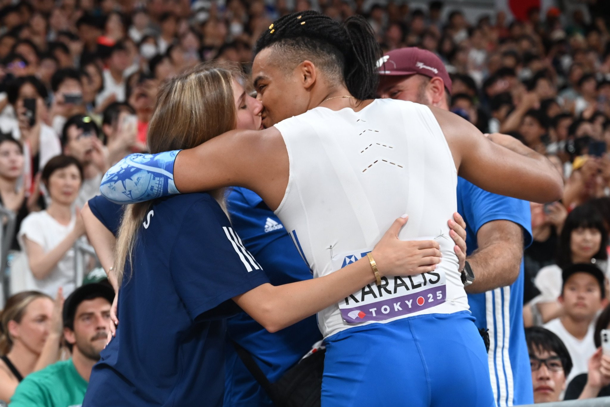 Στο πλευρό του Καραλή η σύντροφός του: Τα τρυφερά φιλιά και η πόζα με το μετάλλιο (photos)