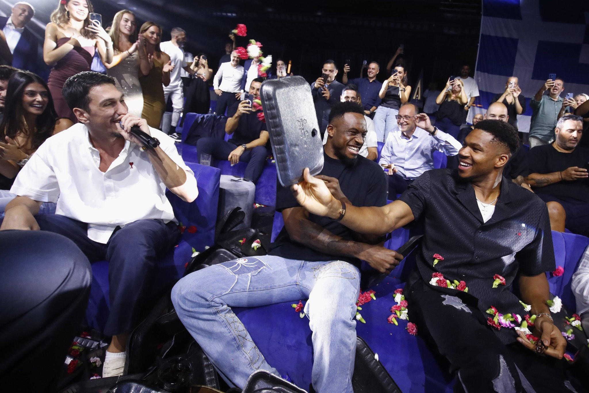 Το «μυθικό» ποσό που ζήτησε Έλληνας τραγουδιστής για το πάρτι της Εθνικής Ελλάδας