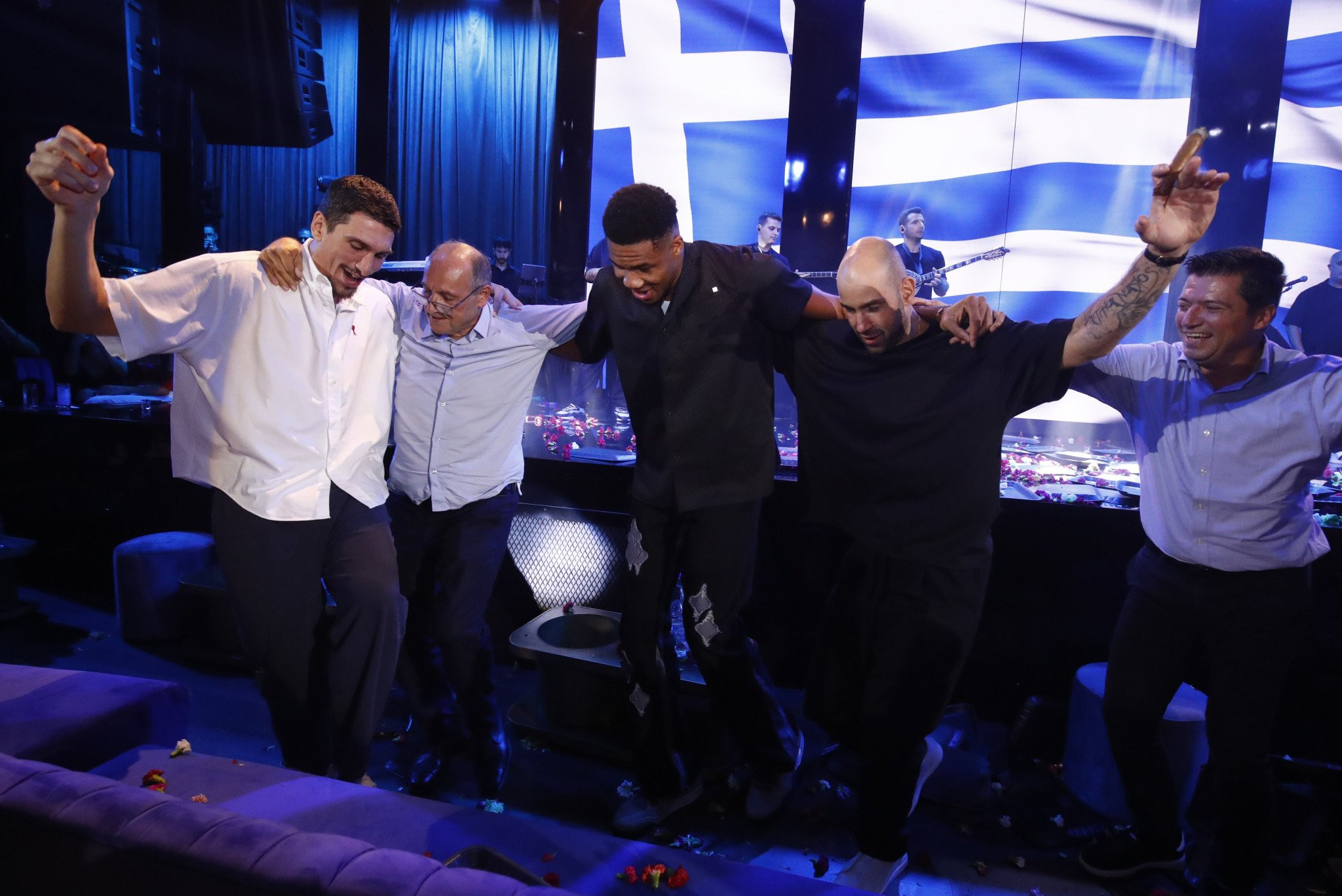 Το γλέντι της Εθνικής: Ο Σπανούλης με το πούρο, ο Γιάννης στο χορό, ο Λάρι στο τραγούδι (photos, videos)