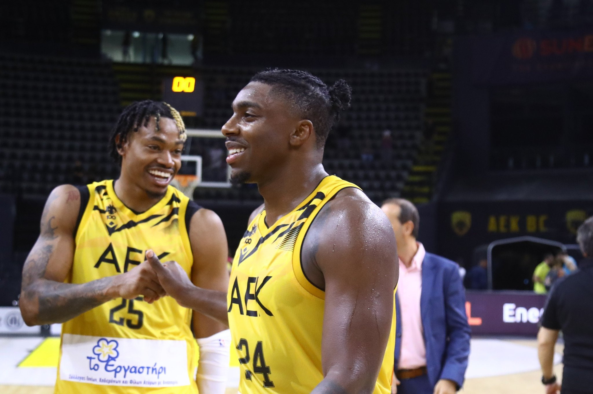 Ο Μπάρτλεϊ συστήθηκε στον κόσμο της ΑΕΚ με... τριαντάρα (video)