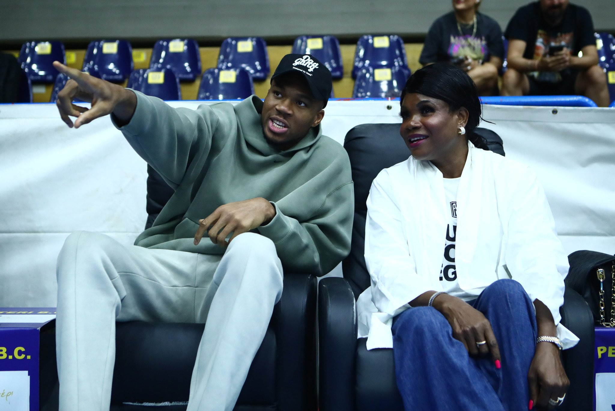 Στο Περιστέρι ο Γιάννης Αντετοκούνμπο και η μητέρα του Βερόνικα - Το βίντεο του Athletiko