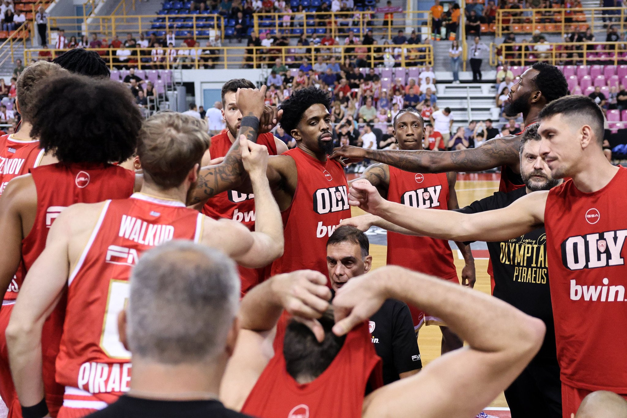 Ατύχημα στα «Δύο Αοράκια»: Αυτοκίνητο χτύπησε γυναίκα λίγο μετά το τέλος στο Ολυμπιακός - Μιλάνο