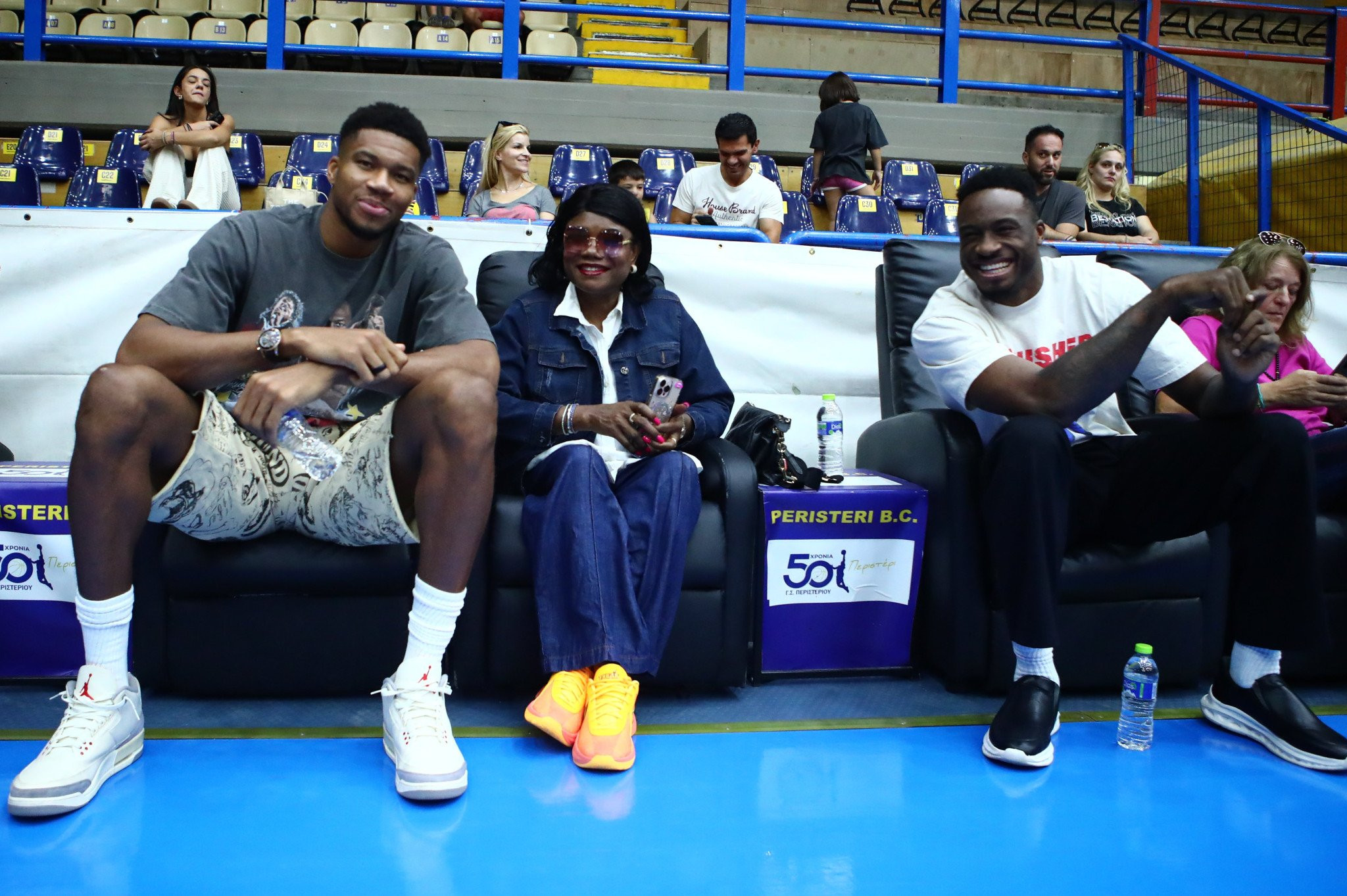 Γιάννης και Θανάσης Αντετοκούνμπο  στο Περιστέρι μαζί με την μητέρα τους