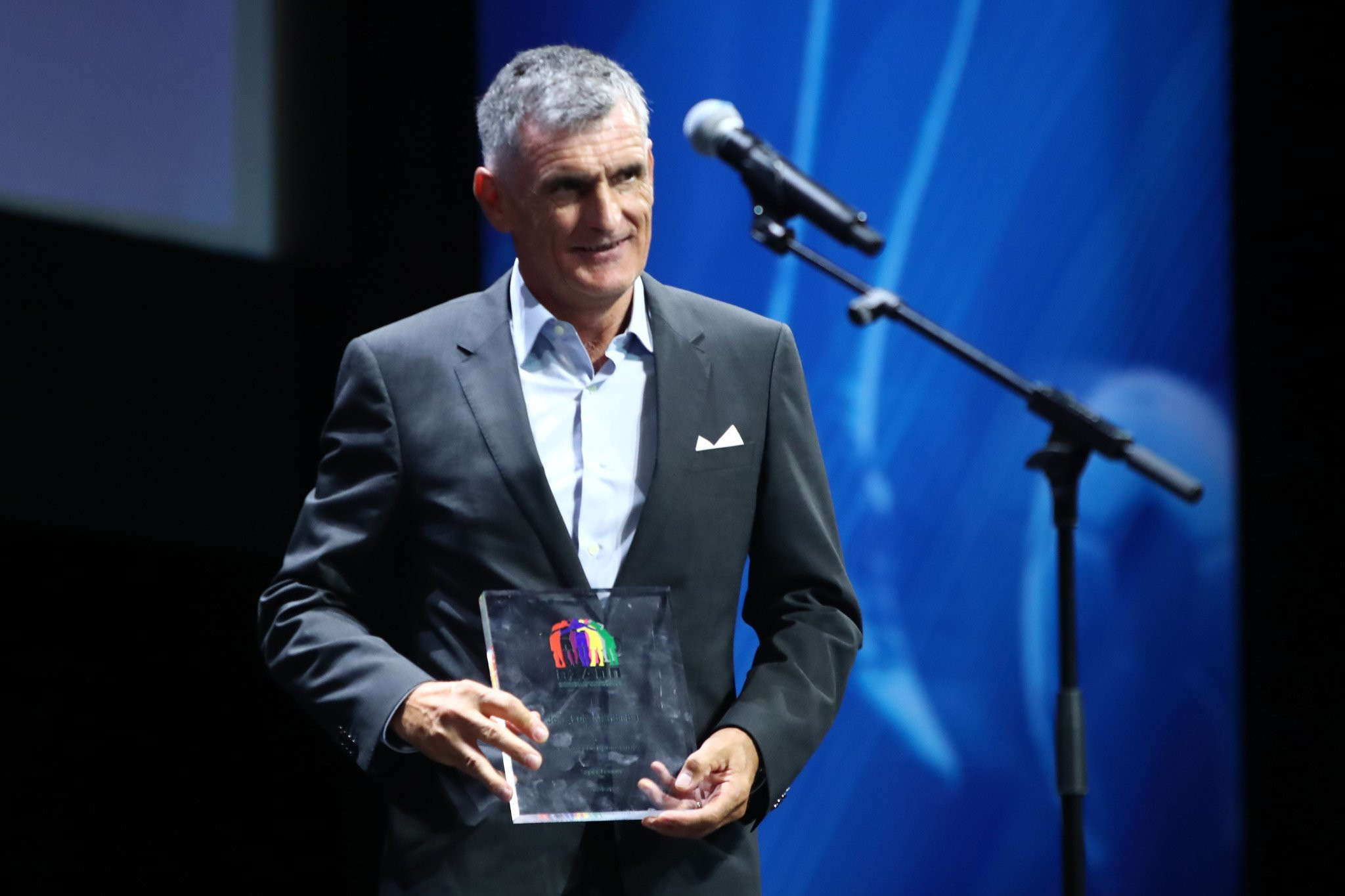 Εικόνες που θέλουμε να βλέπουμε: Ο Μεντιλίμπαρ υπογράφει σε παιδί με φανέλα του Παναθηναϊκού (video)