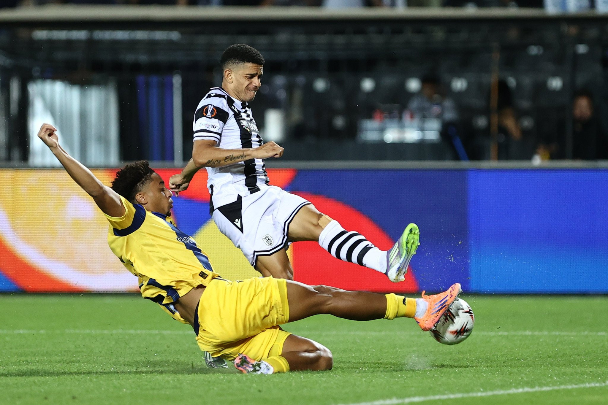 «Μια ανάσα» από το γκολ ο ΠΑΟΚ, ο Καμαρά έκοψε τελευταία στιγμή τον Τάισον (video)