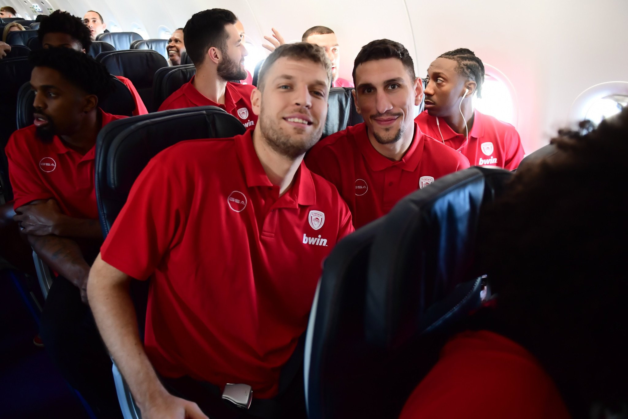 Έφτασαν οι ομάδες στη Ρόδο - Πηγαδάκια και πειράγματα στο αεροπλάνο (photos)