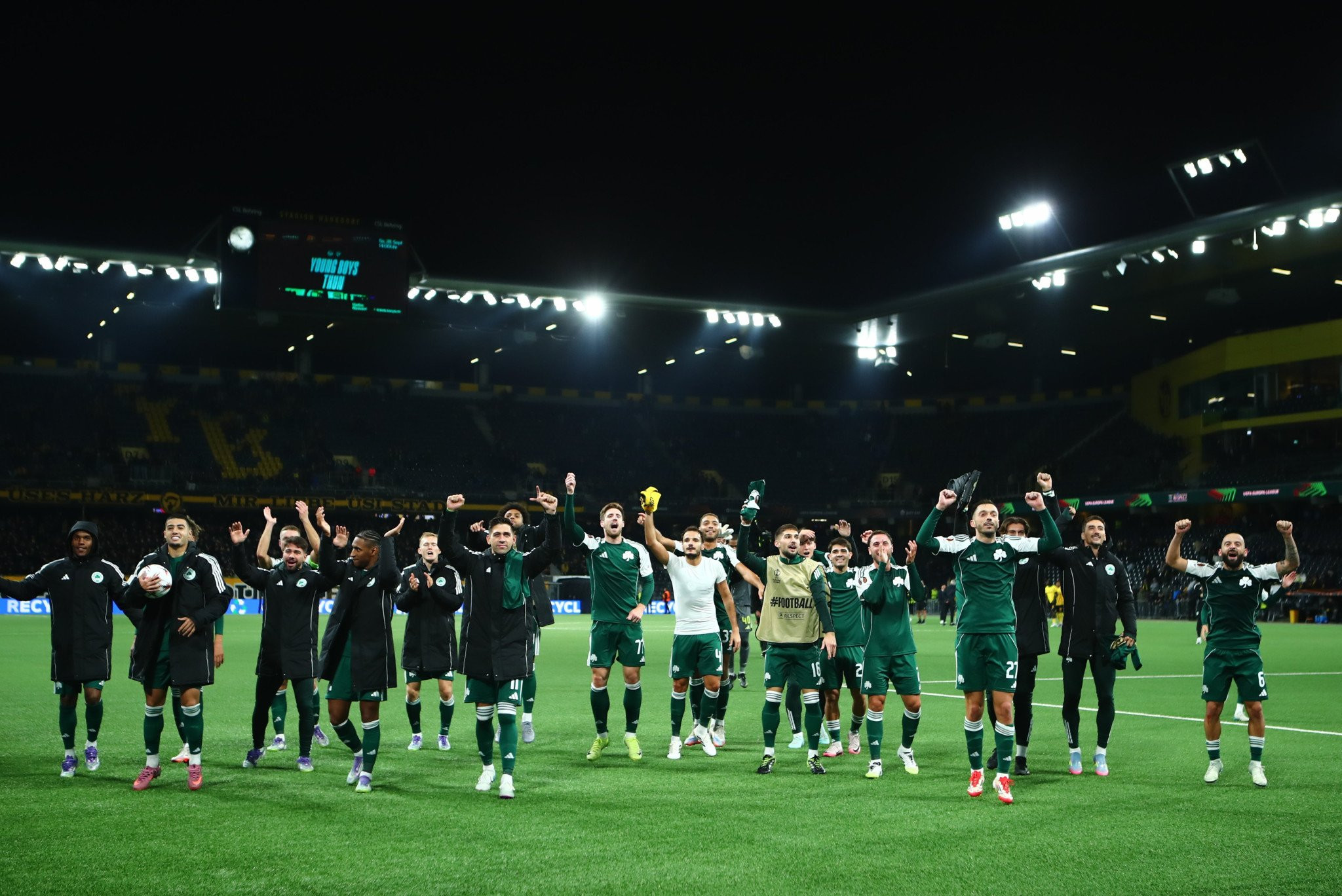 Ομάδα και κόσμος «ένα» - Το βίντεο του Athletiko με το «χόρτο μαγικό» των οπαδών με τους παίκτες του Παναθηναϊκού