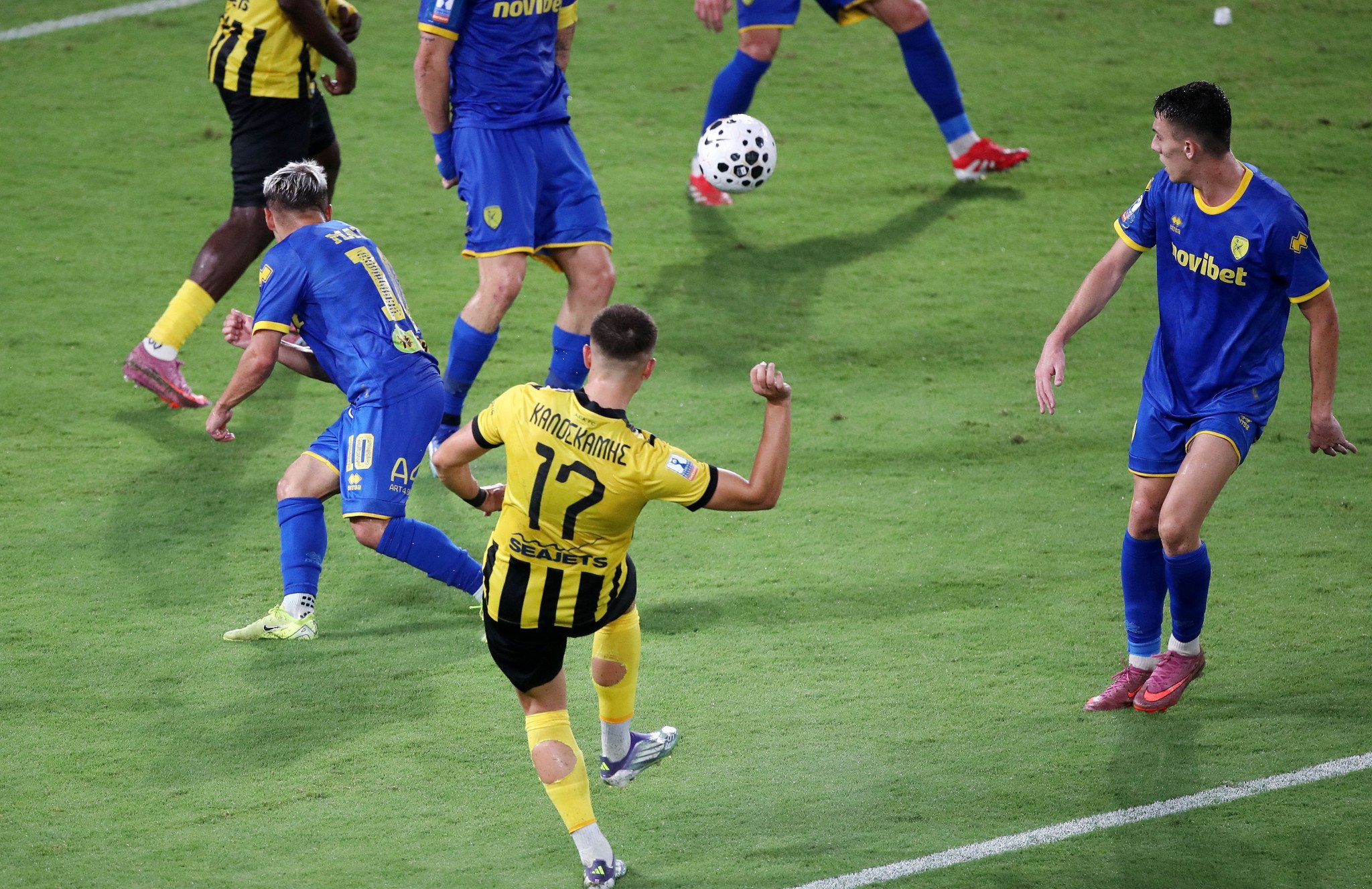 Φοβερό πλασέ του Καλοσκάμη για το 2-0 της ΑΕΚ (video)