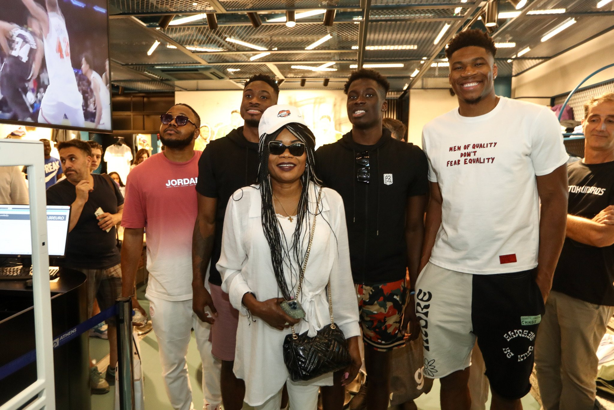 Ο άγνωστος αδερφός του Γιάννη Αντετοκούνμπο - Μακριά από τα φώτα της δημοσιότητας