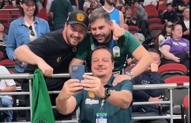 Ο Αταμάν φωτογραφήθηκε με φίλους του Παναθηναϊκού που βρέθηκαν στο γήπεδο για το ματς με τους Adelaide 36ers (video)