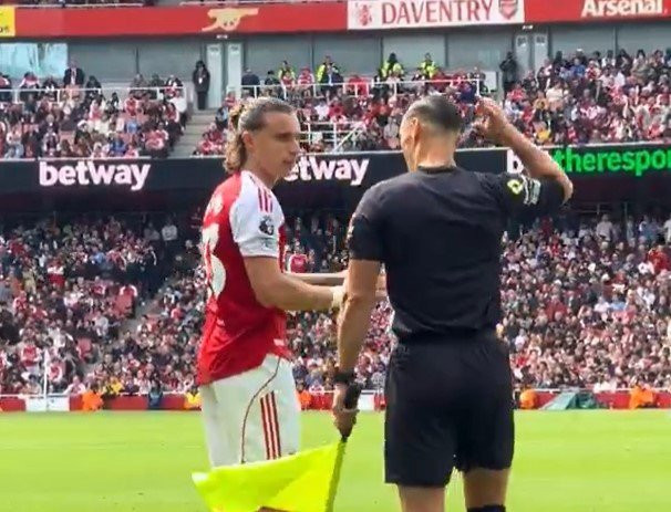 Ο επόπτης μαθαίνει... μπαλίτσα τον Καλαφιόρι (video)