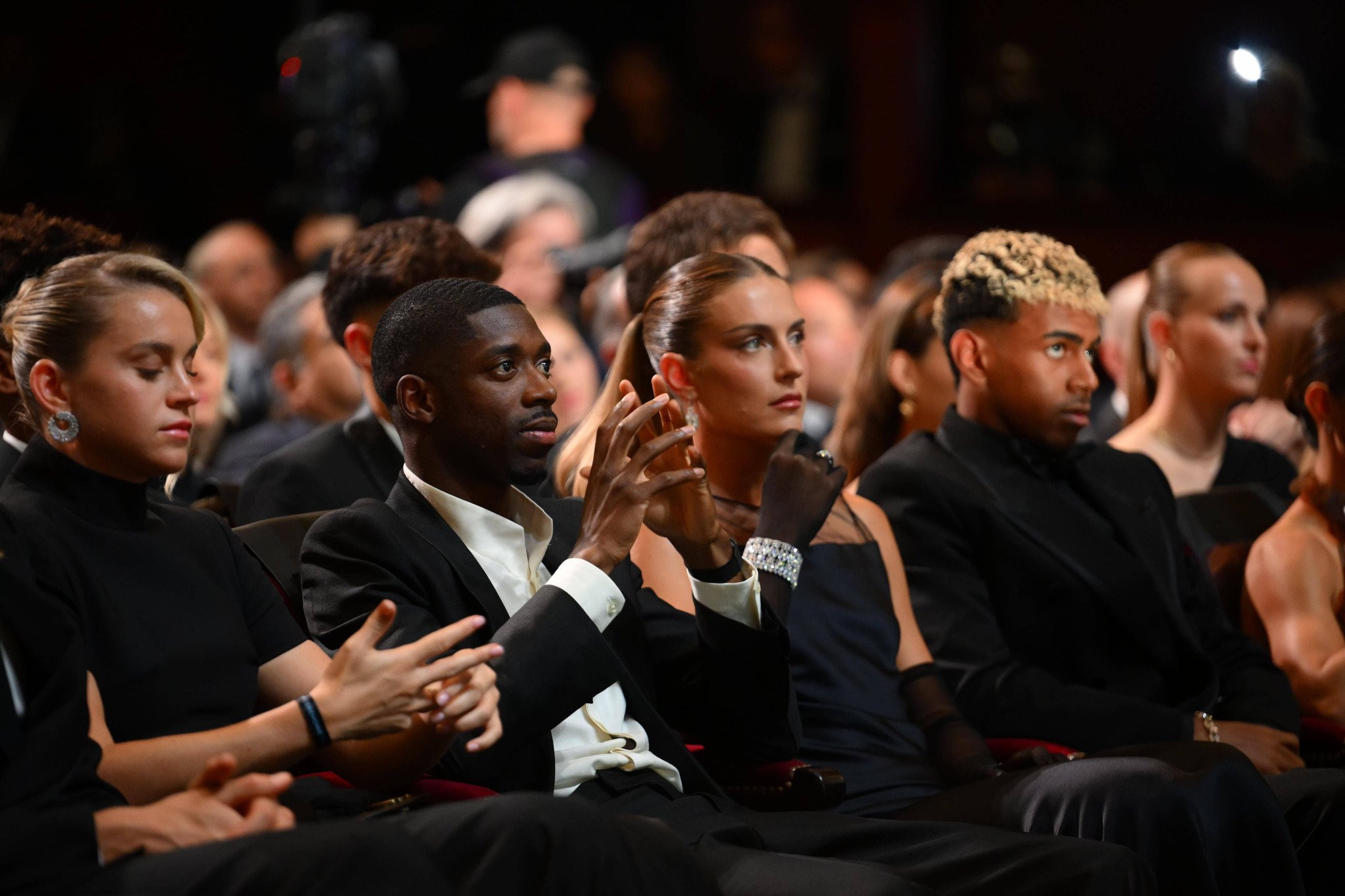 Η κατάρα της Χρυσής Μπάλας - Ο Ντεμπελέ εμπλέκει τη μητέρα του στα δικαστήρια για ένα «δώρο γενεθλίων»