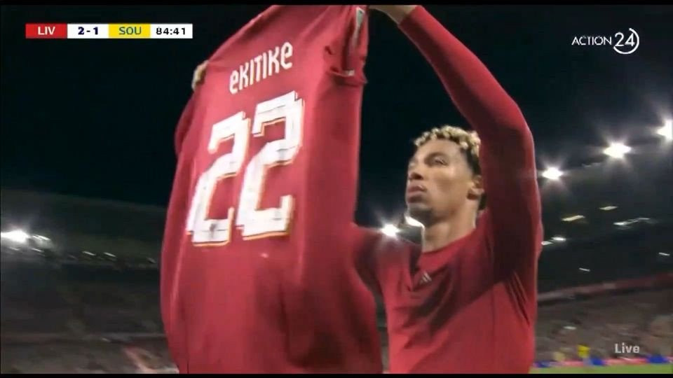 Απίστευτος Εκιτίκε: Σκόραρε, έβγαλε τη φανέλα κι αποβλήθηκε! (video)