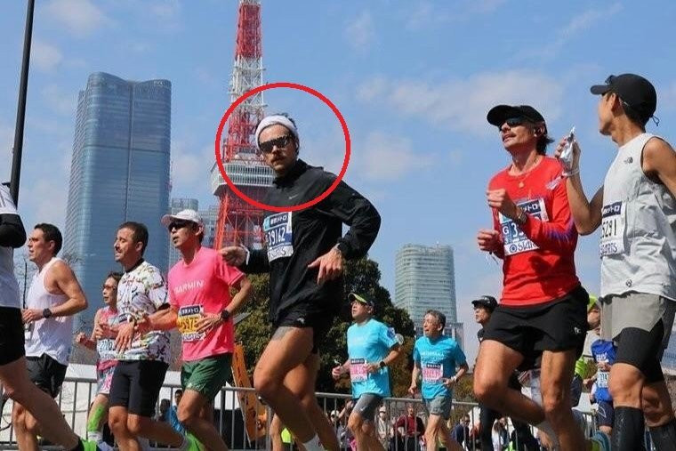 Με ψεύτικο όνομα για να μην... προκαλέσει ο Χάρι Στάιλς έτρεξε Μαραθώνιο και έκανε ρεκόρ (video)