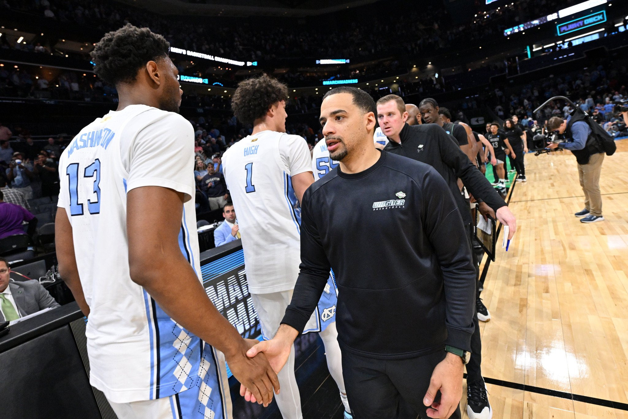 «Αν διψάς πιες το σάλιο σου»: Σοκαριστικές καταγγελίες κακοποίησης για προπονητή του NCAA