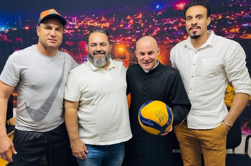 Ποιος είναι ο viral παπάς - βολεϊμπολίστας από το Σάο Παόλο της Βραζιλίας