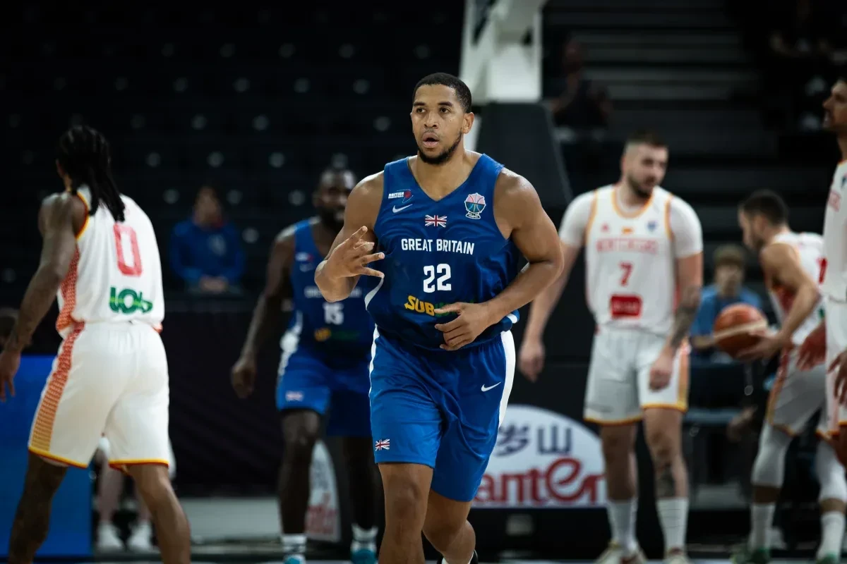 Βλέπει τον Μάιλς Χέσον η Μύκονος