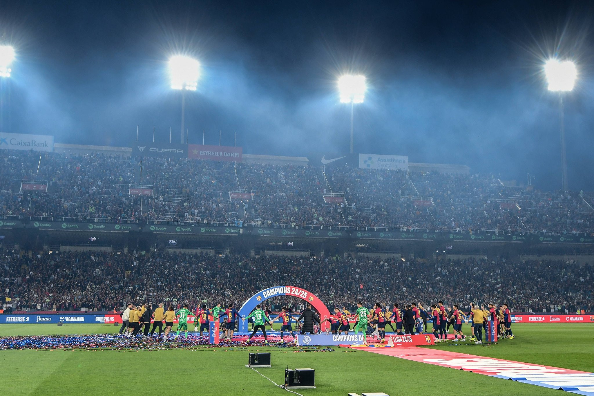 Ξεκίνησαν οι προετοιμασίες στο «Μονζουίκ» για τον αγώνα της Μπαρτσελόνα με τον Ολυμπιακό (video)