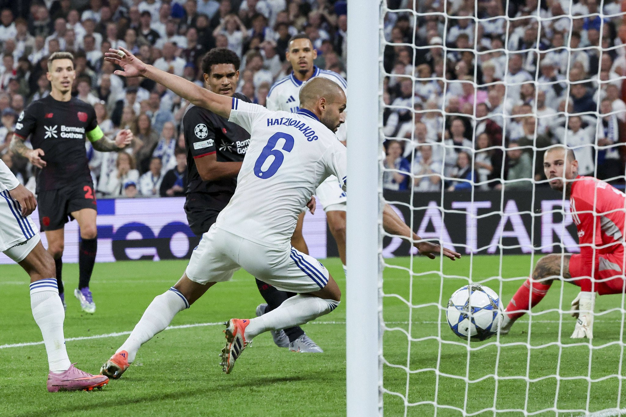 Άτυχος και μοιραίος ο Χατζηδιάκος, έβαλε αυτογκόλ στο ντεμπούτο του στο Champions League (video)