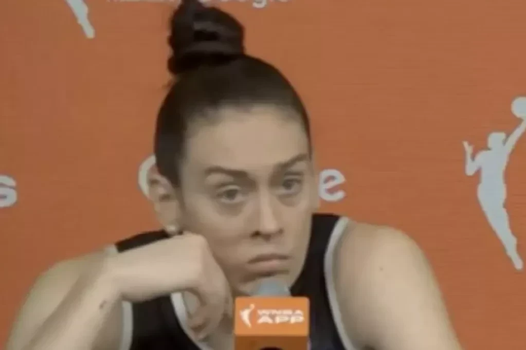 Άβολο: Δημοσιογράφος ρώτησε δύο παίκτριες αν έπρεπε να απολυθεί η προπονήτριά τους κι εκείνη ήταν μπροστά (video)