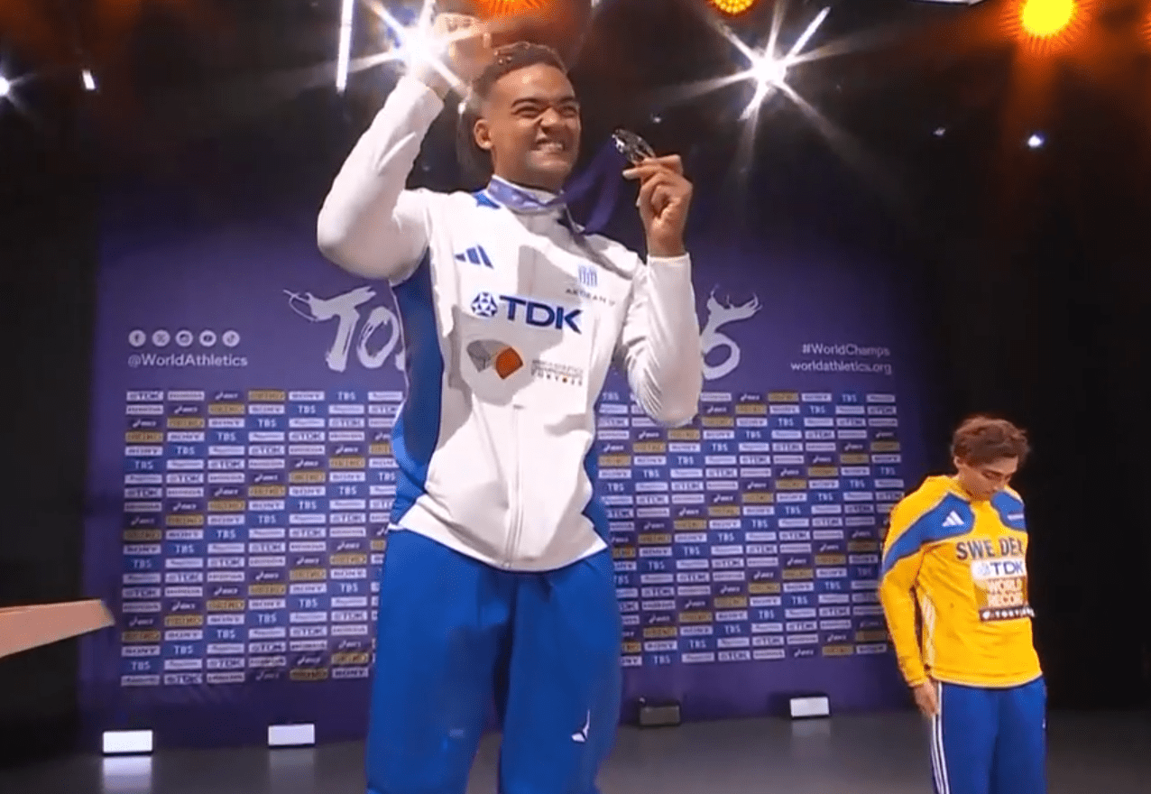 Συγκίνηση στην απονομή του ασημένιου μεταλλίου στον Καραλή (video)