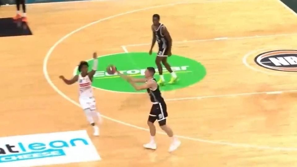 Ο Μαρίνκοβιτς έβαλε τρίποντο από το... σπίτι του (video)