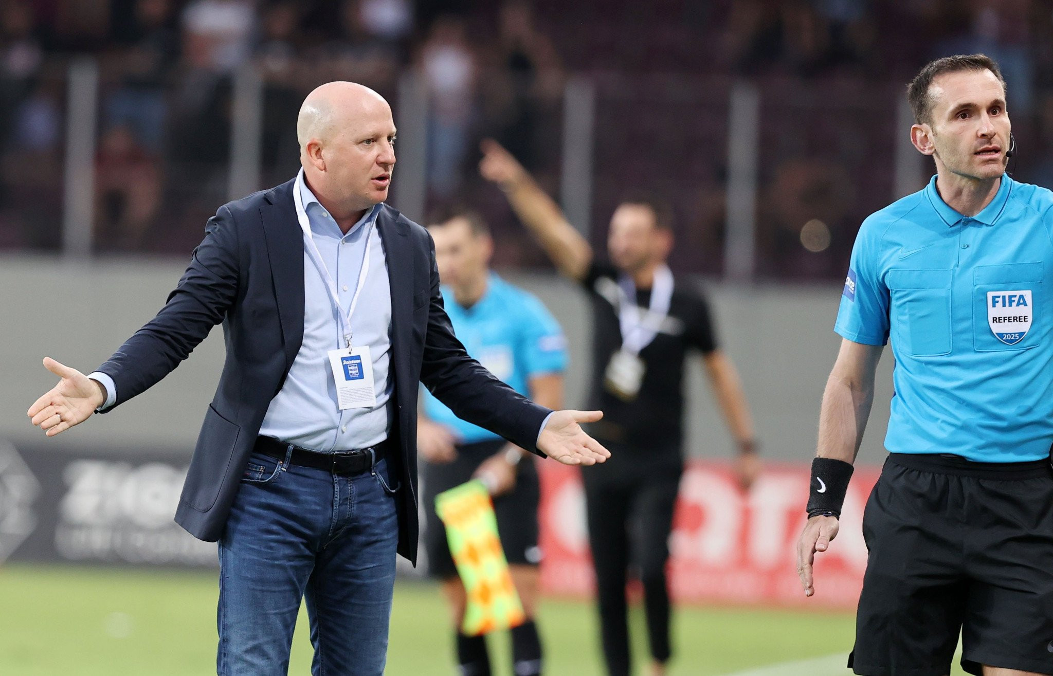 Έξαλλος ο Νίκολιτς μπήκε στο γήπεδο για να διαμαρτυρηθεί για τις καθυστερήσεις του ΑΕΛ-ΑΕΚ