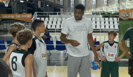 Ο Γιάννης Αντετοκούνμπο επισκέφθηκε και παρακολούθησε προπόνηση των ακαδημιών του Παναθηναϊκού (video)