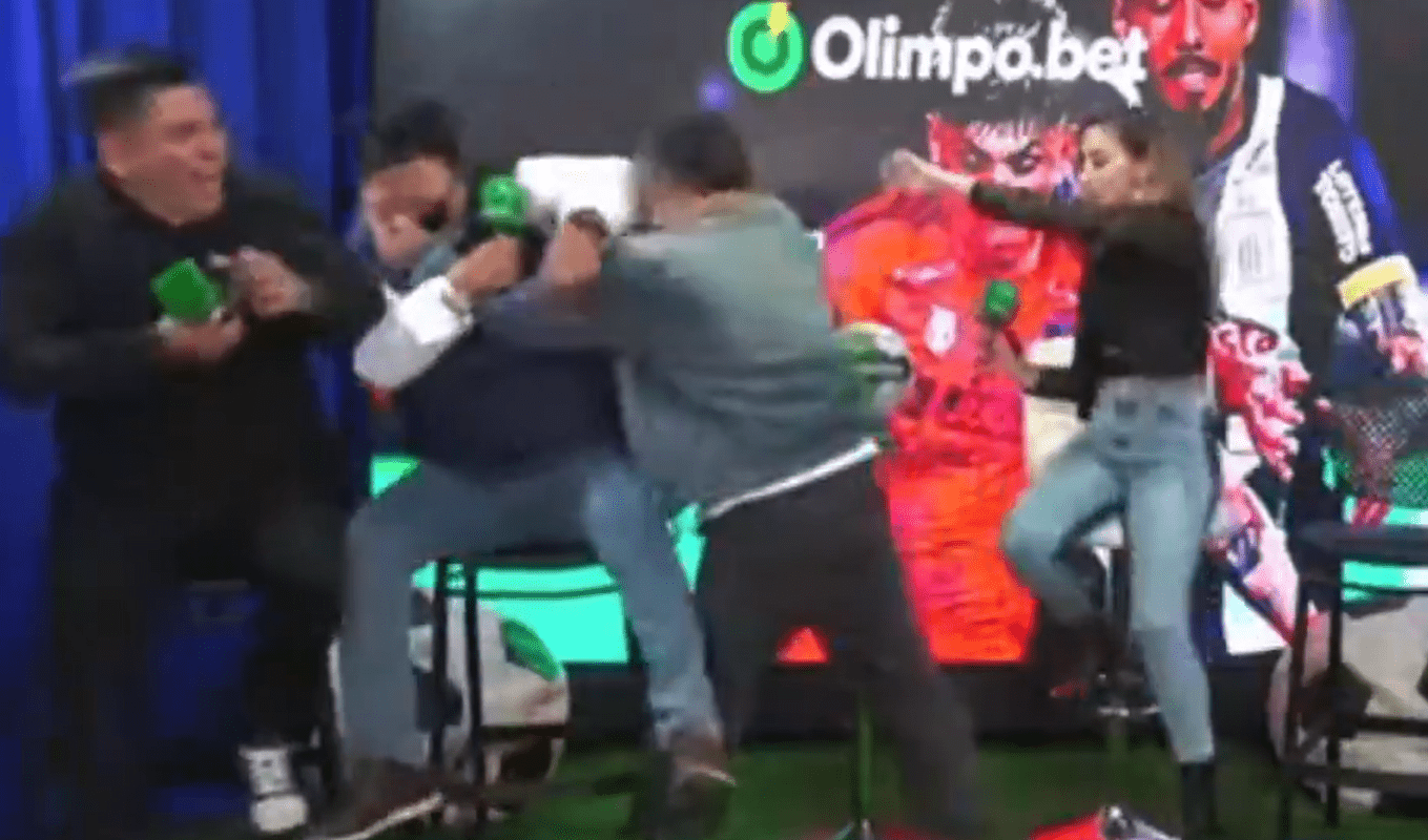 Δημοσιογράφοι πλακώθηκαν στο ξύλο σε ζωντανή σύνδεση μετά τον τελικό του Copa Sudamericana (video)