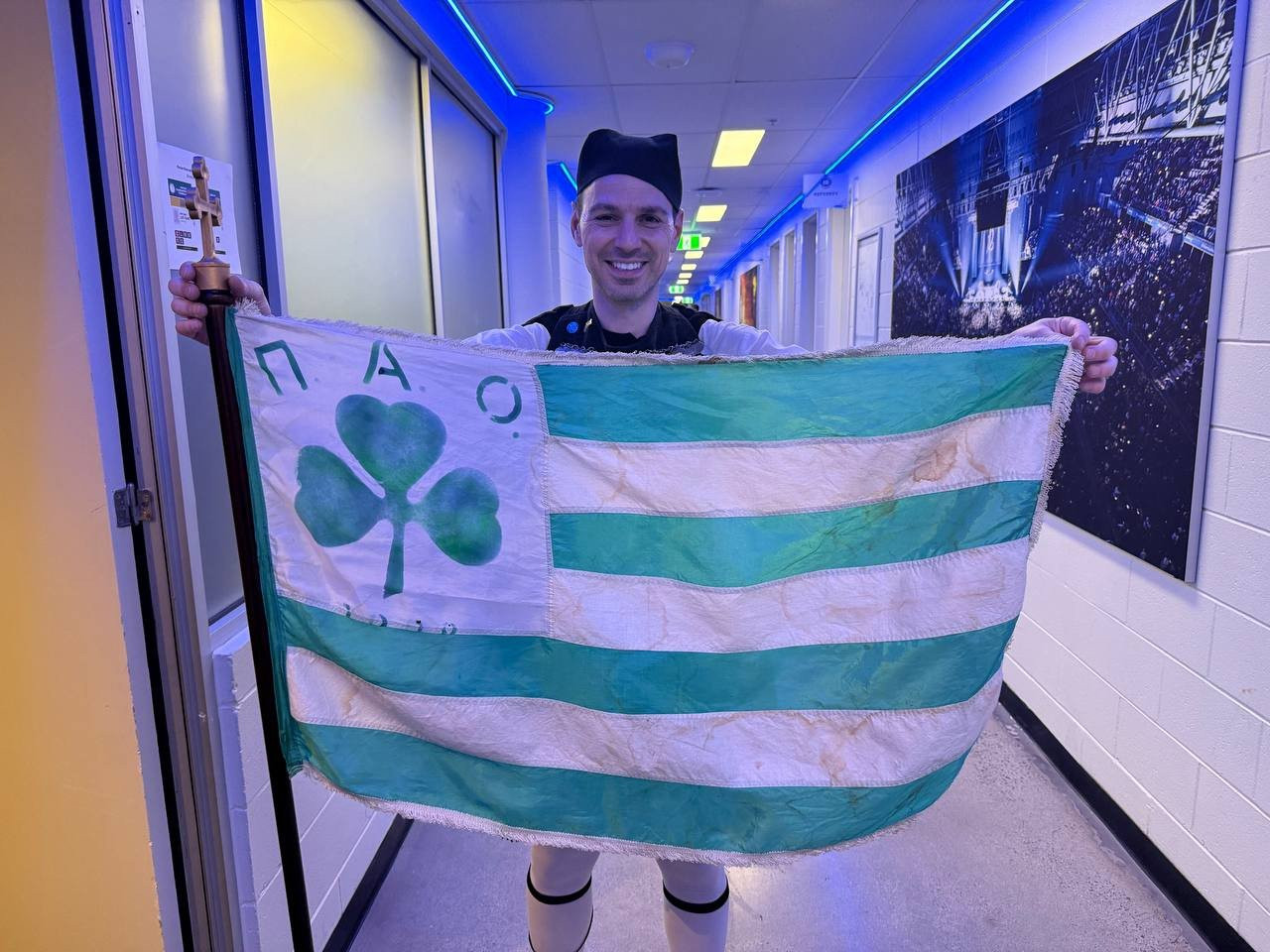 Η σημαία του Παναθηναϊκού από το 1960: Φίλος των «πράσινων» πήγε στο γήπεδο με ένα ιστορικό ενθύμιο (video)