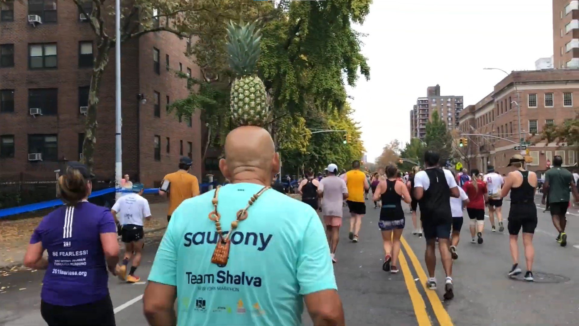 O άνθρωπος που έτρεξε τον Μαραθώνιο με έναν ανανά στο κεφάλι (video)