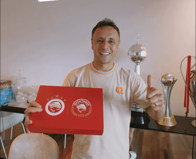 «Ευχαριστώ κ. Μαρινάκη» - Το ξεχωριστό δώρο που έλαβε ο Ραφίνια από τον Ολυμπιακό (video)