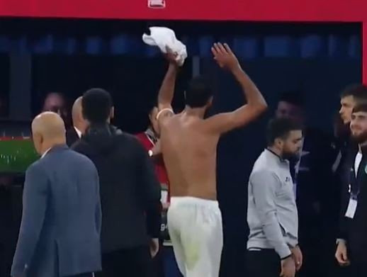 Παίκτης αποβλήθηκε και πέταξε τη φανέλα του, όμως το VAR του... την γύρισε πίσω (video)