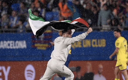 Oπαδός εισέβαλε στον αγωνιστικό χώρο με σημαία της Παλαιστίνης στο Μπαρτσελόνα - Χετάφε (video)