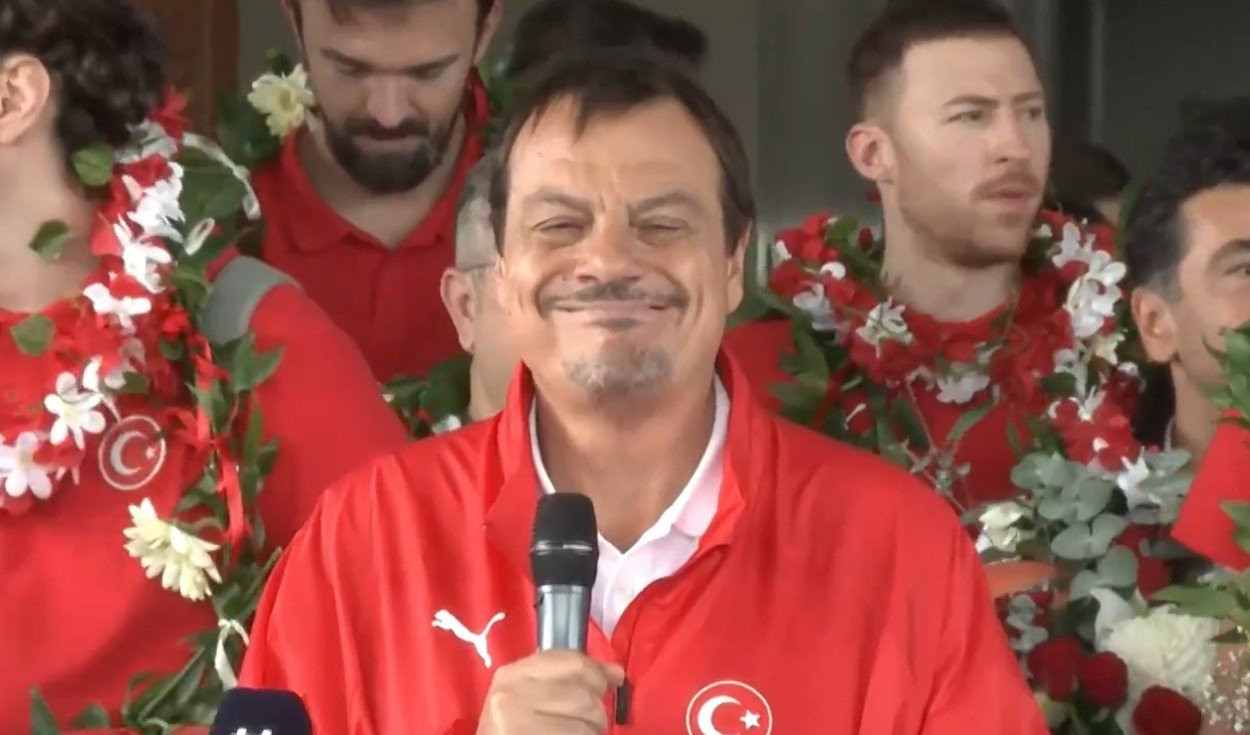 Ξέσπασε σε κλάματα ο Αταμάν κατά τη διάρκεια της υποδοχής της αποστολής της Τουρκίας (video)