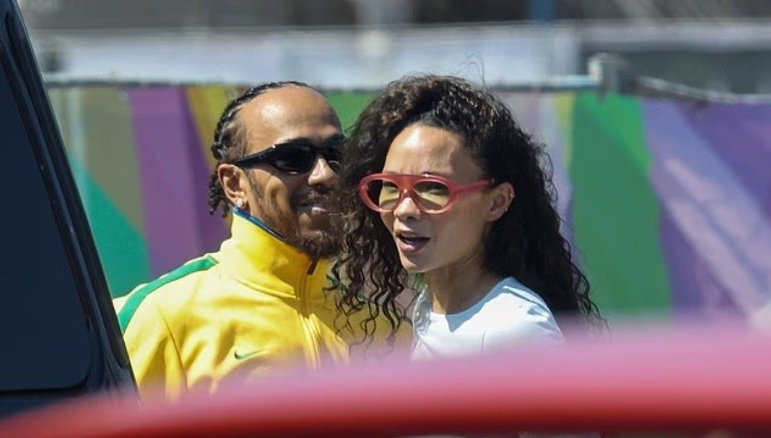 Ο Λιούις Χάμιλτον χαμογελαστός και αγκαλιά με γνωστό μοντέλο στο Λος Άντζελες