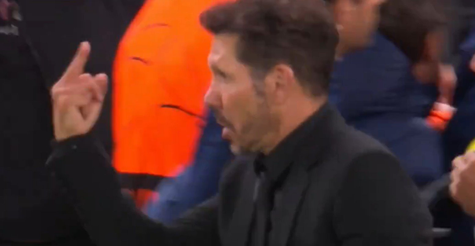 Έξαλλος ο Σιμεόνε, τσακώθηκε με οπαδούς κι έκανε χειρονομίες στο «Anfield» (video)