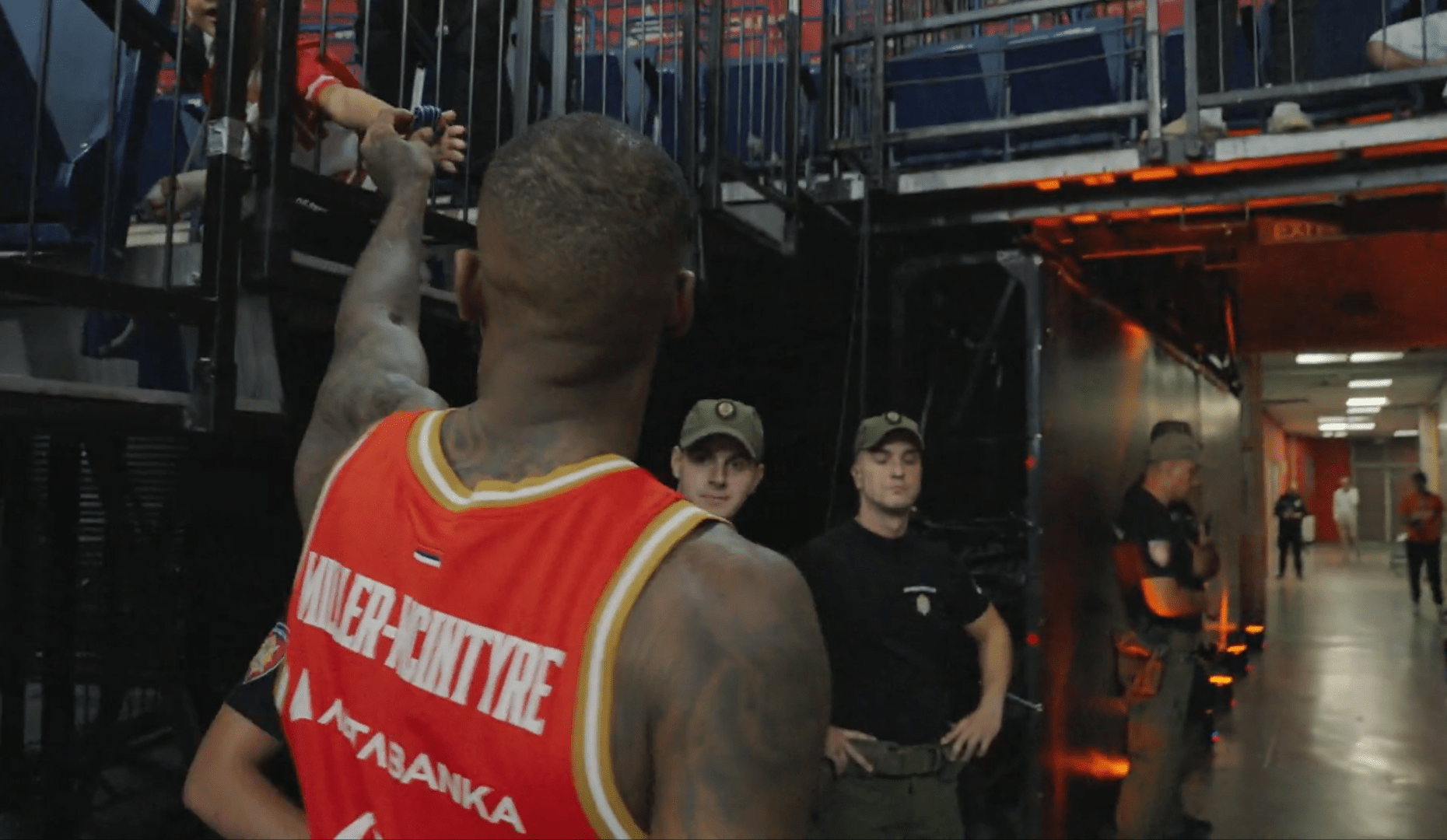 Ο ΜακΙντάιρ έδωσε χαρά σε μικρό φίλαθλο του Ερυθρού Αστέρα χαρίζοντας το μετάλλιο του (video)