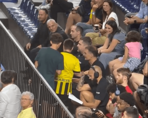 Ο Μπαρτζώκας βγάζει selfie με νεαρό φίλαθλο της ΑΕΚ (video)