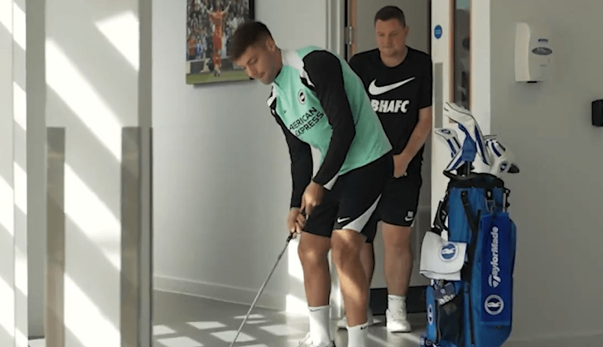 Ο Τζίμας... γκολφέρ - Το βίντεο της Μπράιτον με τον Έλληνα φορ να παίζει μίνι γκολφ