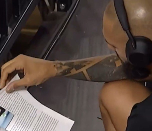 Ο Φουρνιέ διαβάζει το βιβλίο του στις κερκίδες πριν το ματς του Ολυμπιακού με την Καρδίτσα